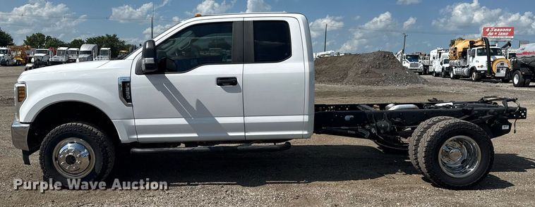 image for item EG6063 2019 Ford F350 Super Duty XL SuperCab pickup truck cab and chassis