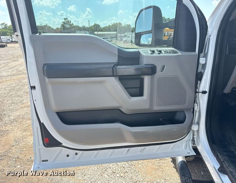 image for item EG6063 2019 Ford F350 Super Duty XL SuperCab pickup truck cab and chassis