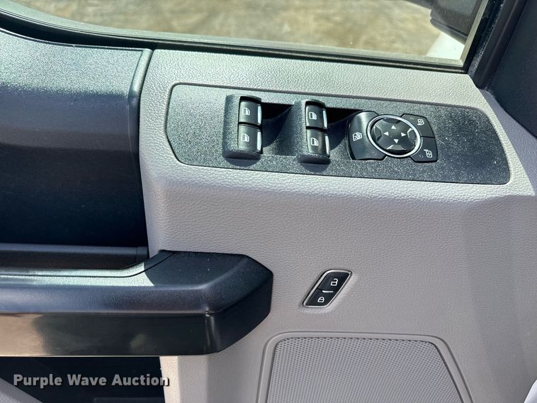 image for item EG6063 2019 Ford F350 Super Duty XL SuperCab pickup truck cab and chassis