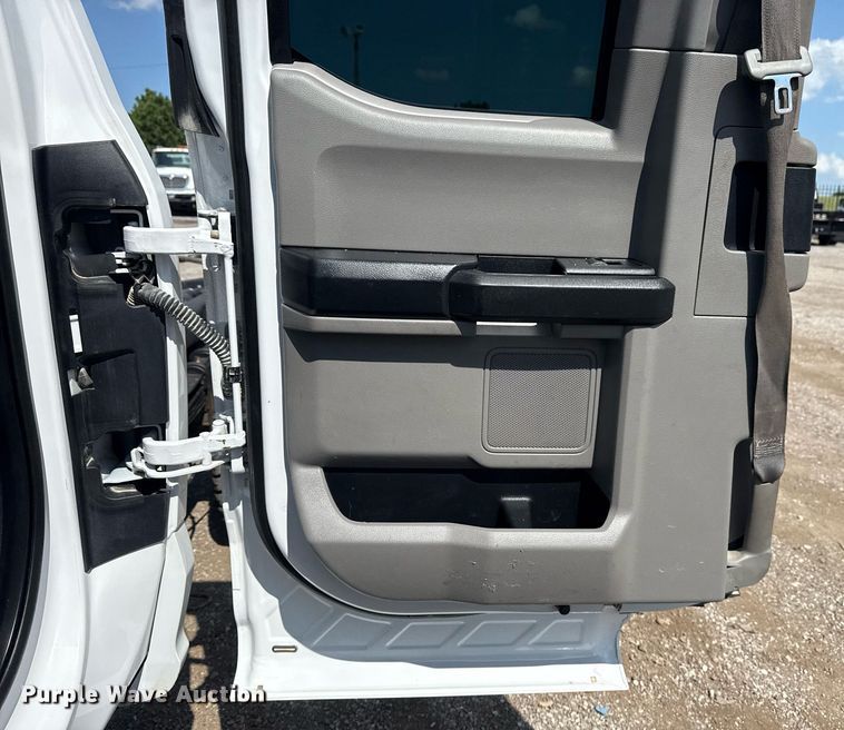 image for item EG6063 2019 Ford F350 Super Duty XL SuperCab pickup truck cab and chassis