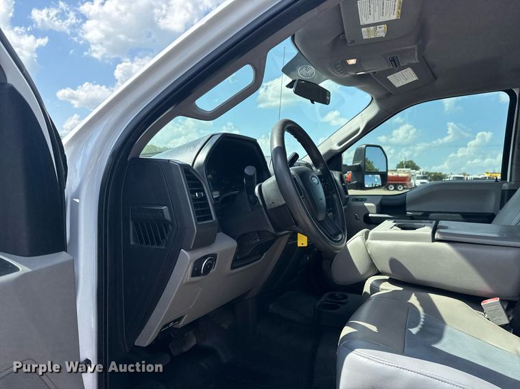 image for item EG6063 2019 Ford F350 Super Duty XL SuperCab pickup truck cab and chassis