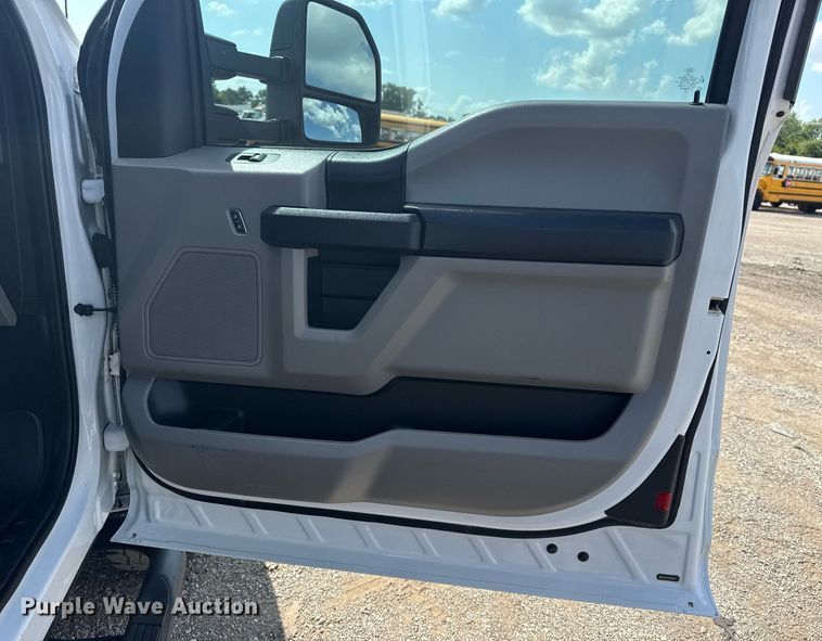 image for item EG6063 2019 Ford F350 Super Duty XL SuperCab pickup truck cab and chassis