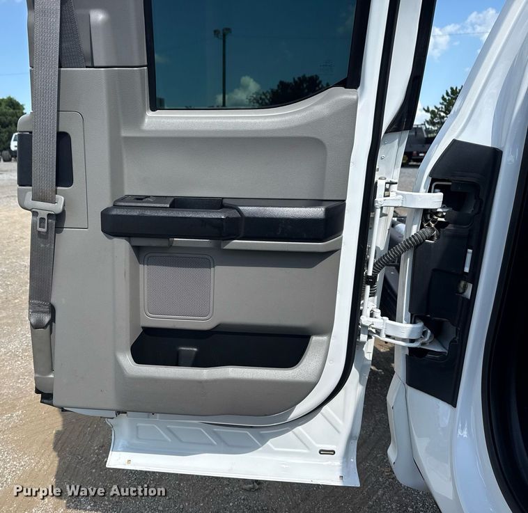 image for item EG6063 2019 Ford F350 Super Duty XL SuperCab pickup truck cab and chassis