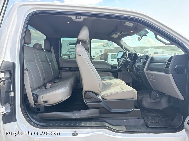 image for item EG6063 2019 Ford F350 Super Duty XL SuperCab pickup truck cab and chassis