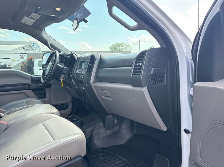 image for item EG6063 2019 Ford F350 Super Duty XL SuperCab pickup truck cab and chassis