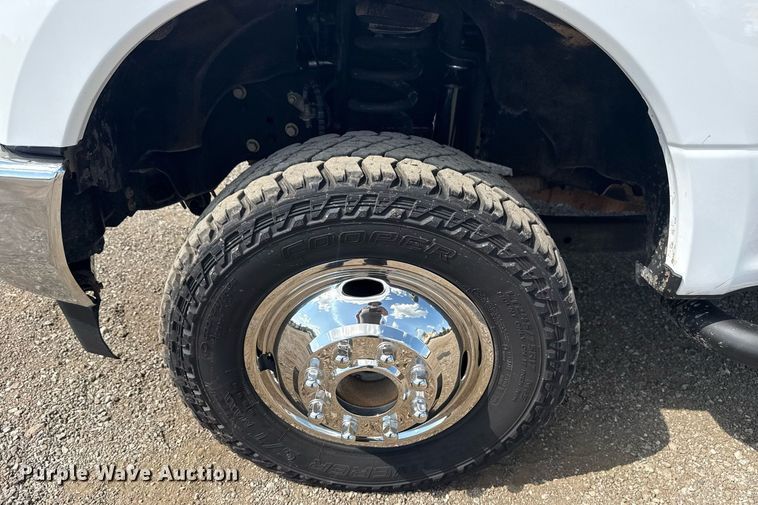 image for item EG6063 2019 Ford F350 Super Duty XL SuperCab pickup truck cab and chassis