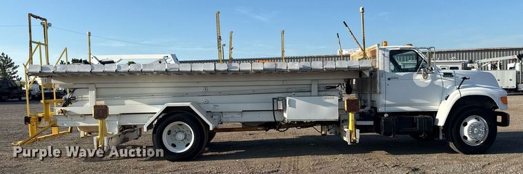 image for item EG6066 1997 Ford F700 scissor lift truck