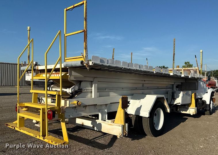 image for item EG6066 1997 Ford F700 scissor lift truck
