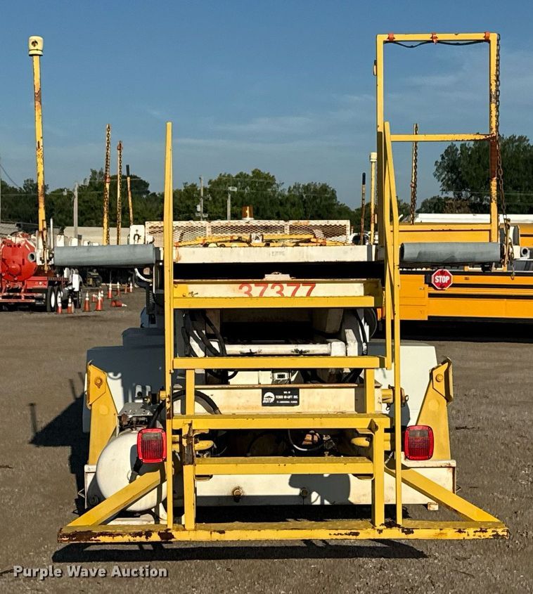 image for item EG6066 1997 Ford F700 scissor lift truck