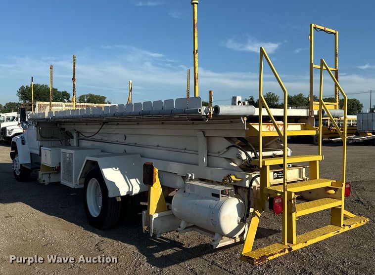 image for item EG6066 1997 Ford F700 scissor lift truck