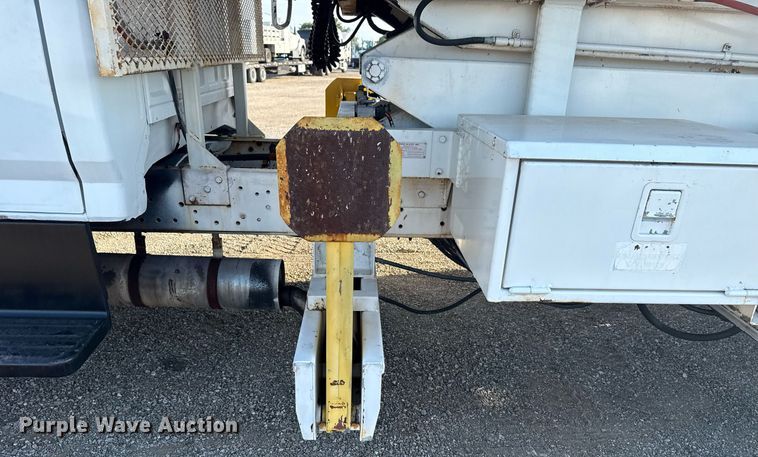 image for item EG6066 1997 Ford F700 scissor lift truck