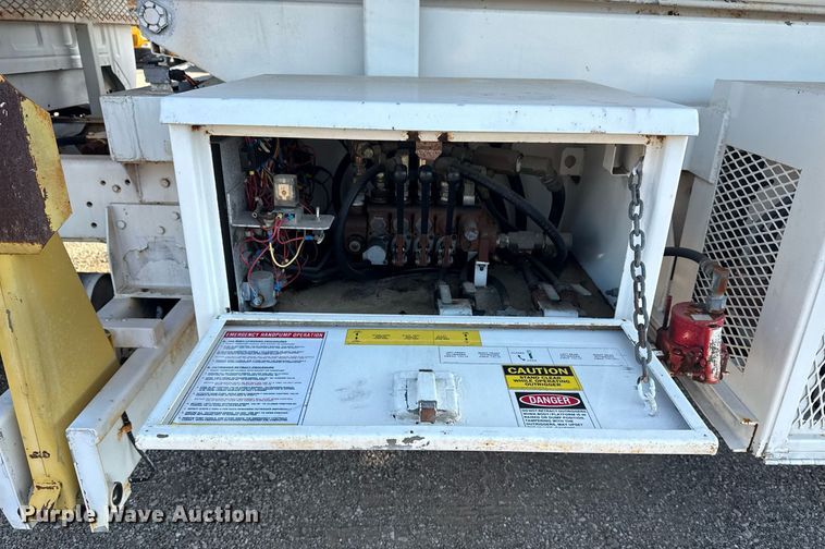 image for item EG6066 1997 Ford F700 scissor lift truck