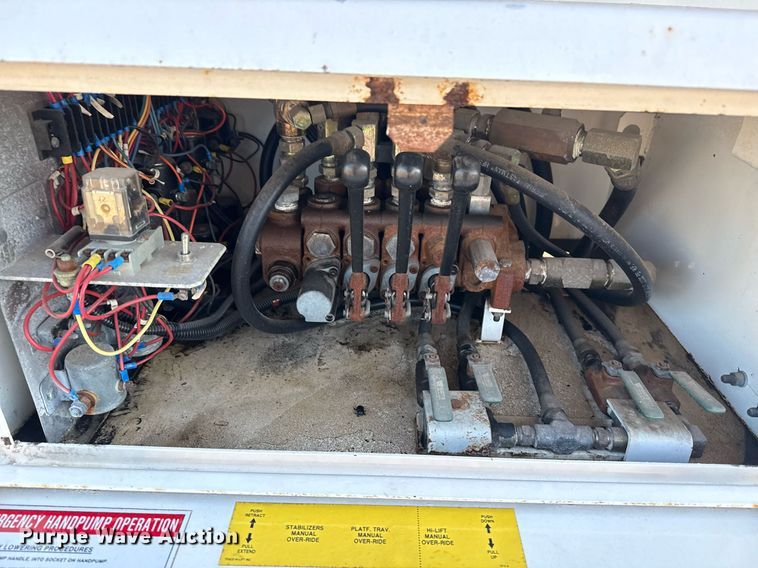 image for item EG6066 1997 Ford F700 scissor lift truck