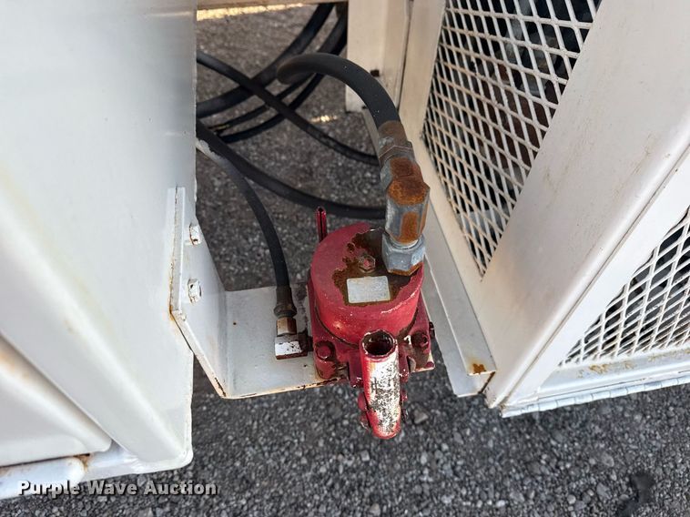 image for item EG6066 1997 Ford F700 scissor lift truck