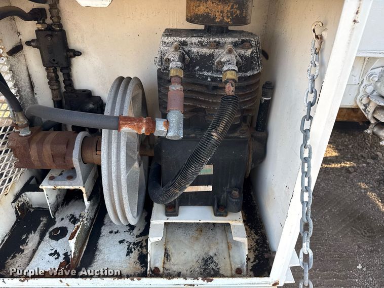 image for item EG6066 1997 Ford F700 scissor lift truck