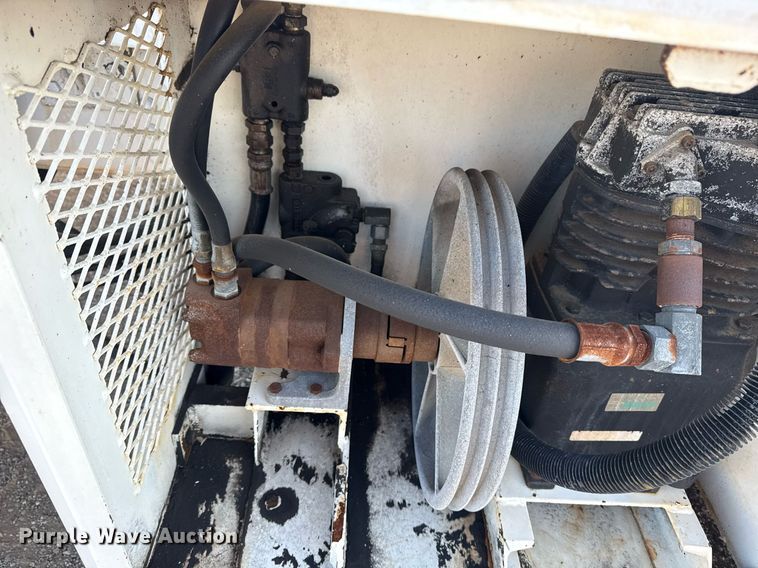 image for item EG6066 1997 Ford F700 scissor lift truck