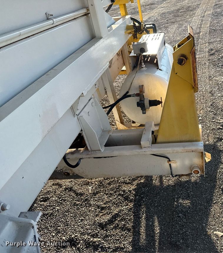 image for item EG6066 1997 Ford F700 scissor lift truck