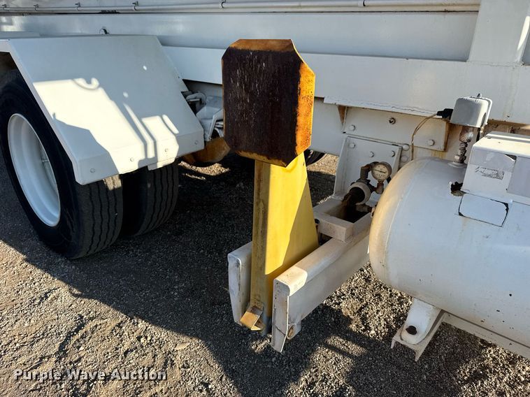 image for item EG6066 1997 Ford F700 scissor lift truck