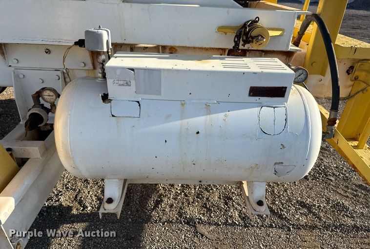 image for item EG6066 1997 Ford F700 scissor lift truck