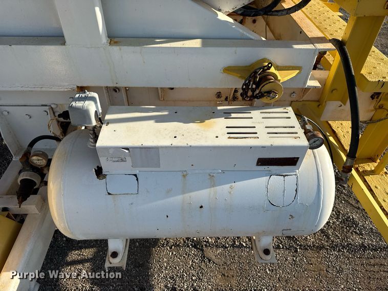 image for item EG6066 1997 Ford F700 scissor lift truck