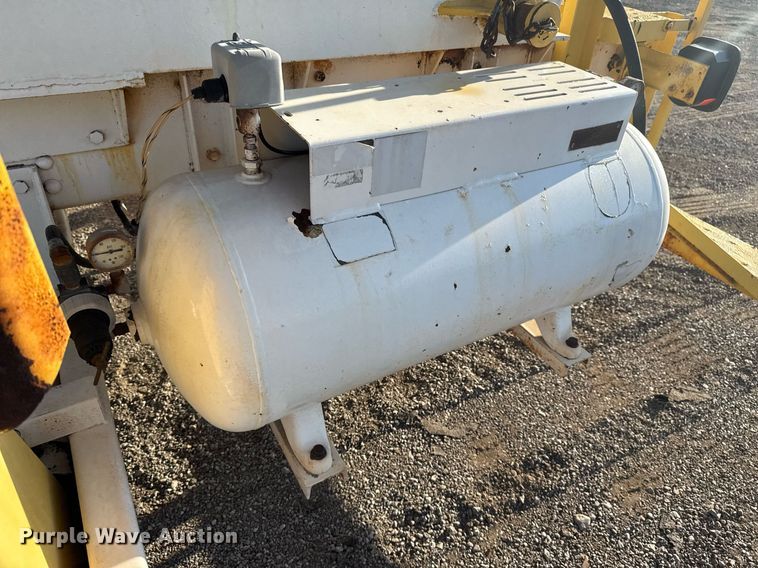 image for item EG6066 1997 Ford F700 scissor lift truck