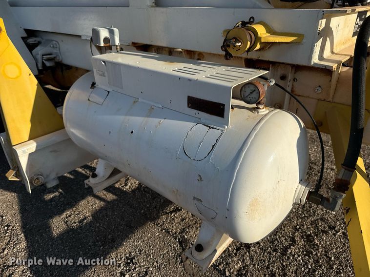 image for item EG6066 1997 Ford F700 scissor lift truck