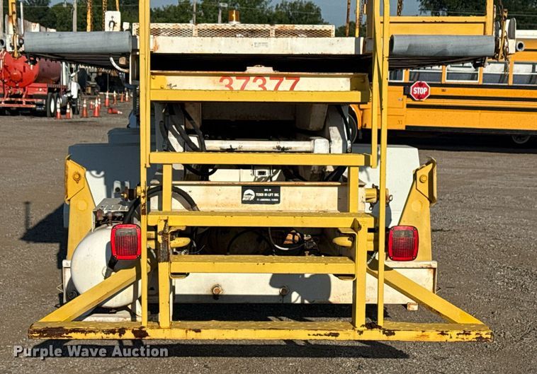 image for item EG6066 1997 Ford F700 scissor lift truck