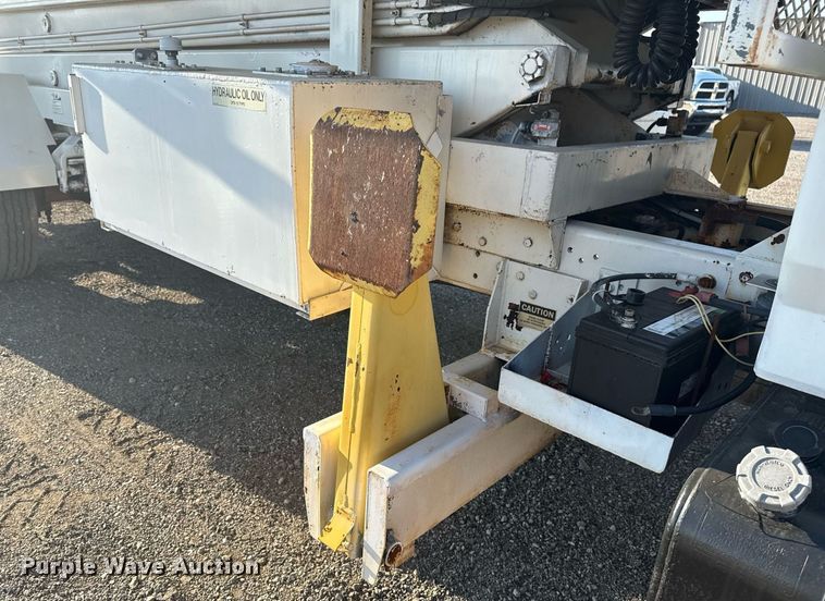 image for item EG6066 1997 Ford F700 scissor lift truck