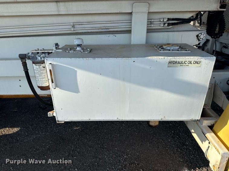 image for item EG6066 1997 Ford F700 scissor lift truck