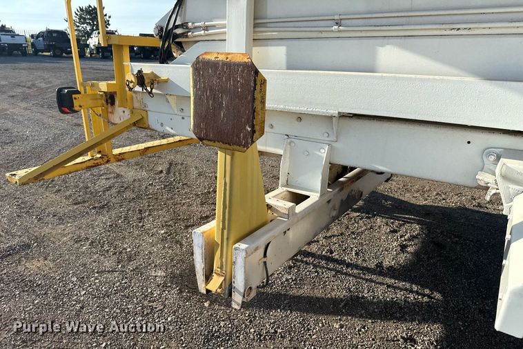 image for item EG6066 1997 Ford F700 scissor lift truck