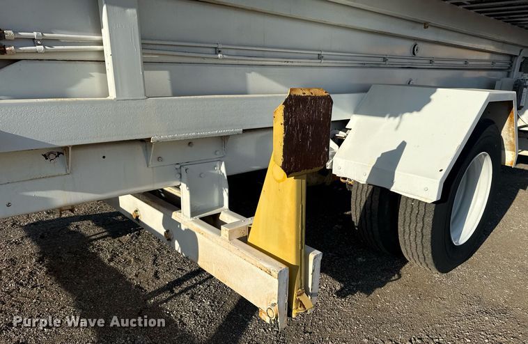 image for item EG6066 1997 Ford F700 scissor lift truck