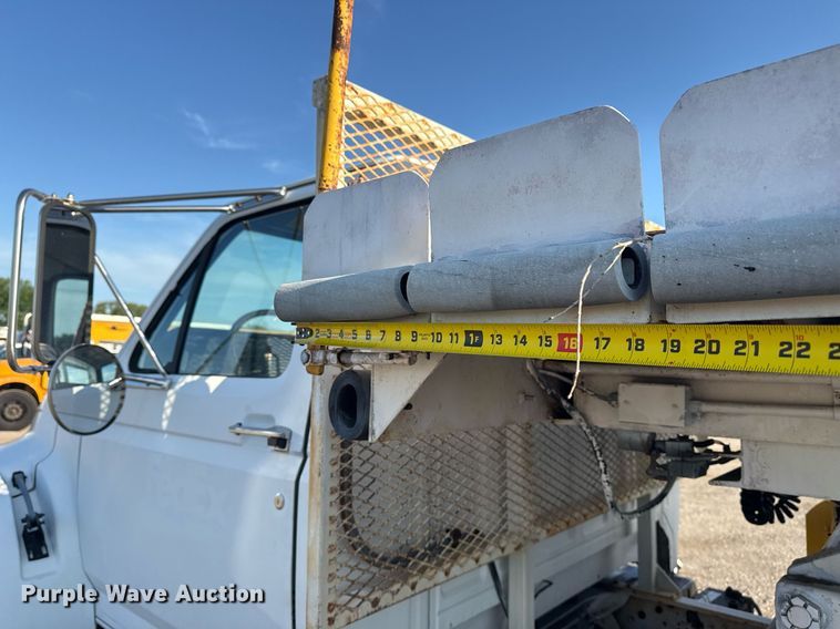 image for item EG6066 1997 Ford F700 scissor lift truck