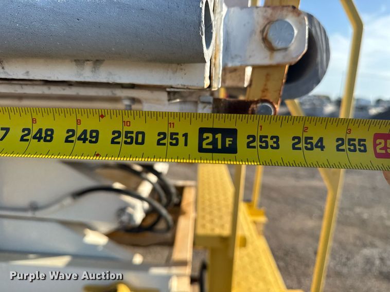 image for item EG6066 1997 Ford F700 scissor lift truck