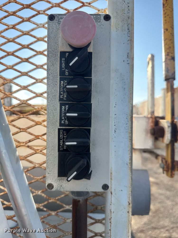 image for item EG6066 1997 Ford F700 scissor lift truck