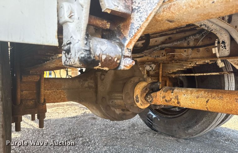 image for item EG6066 1997 Ford F700 scissor lift truck