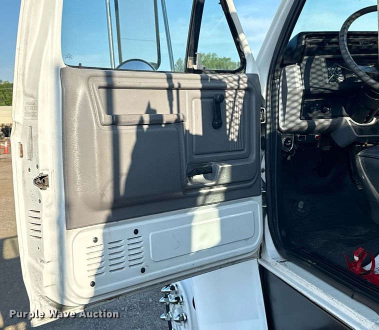 image for item EG6066 1997 Ford F700 scissor lift truck