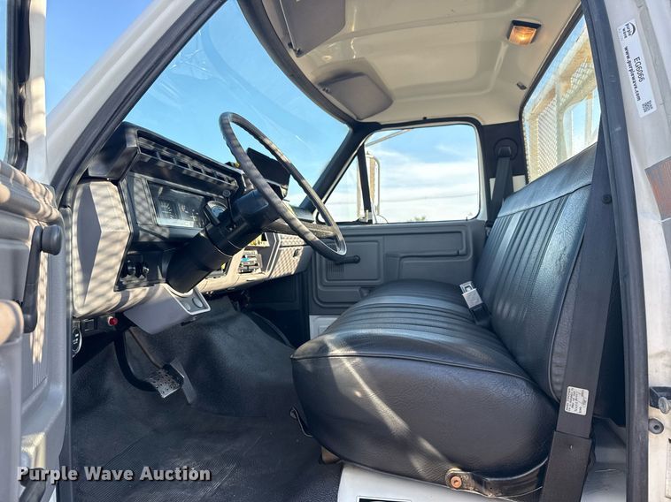 image for item EG6066 1997 Ford F700 scissor lift truck