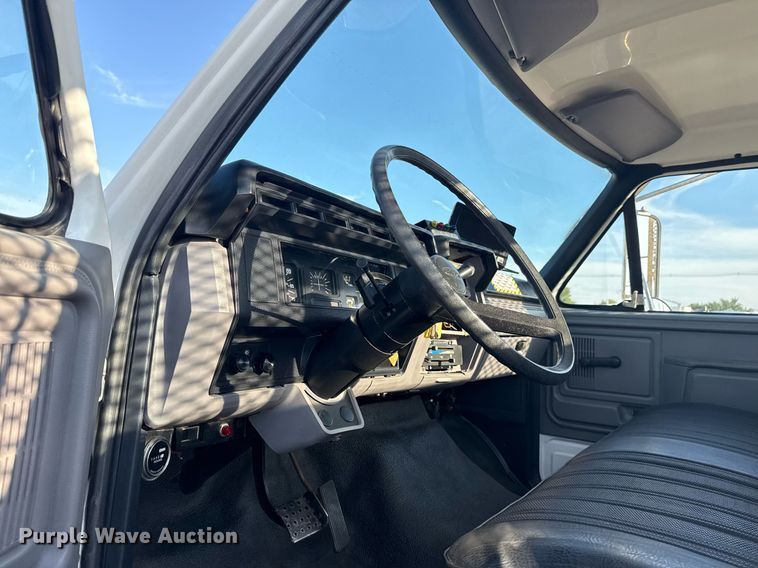 image for item EG6066 1997 Ford F700 scissor lift truck