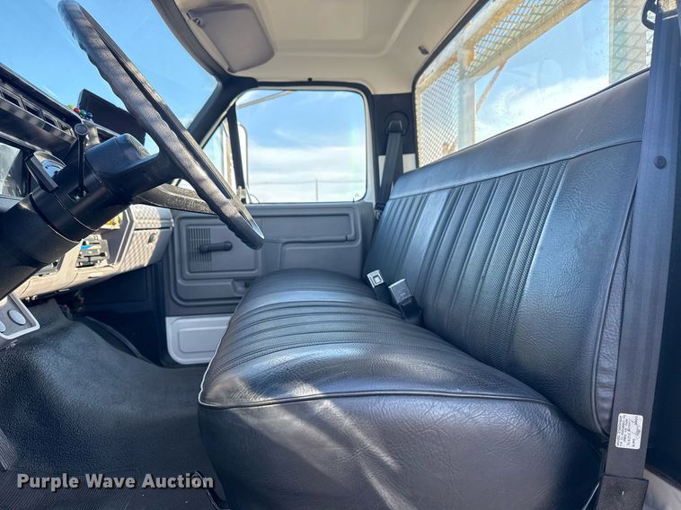 image for item EG6066 1997 Ford F700 scissor lift truck