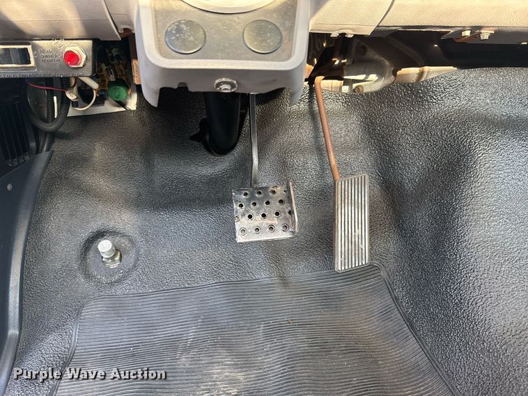 image for item EG6066 1997 Ford F700 scissor lift truck