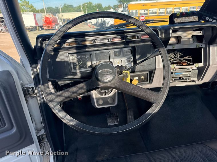 image for item EG6066 1997 Ford F700 scissor lift truck