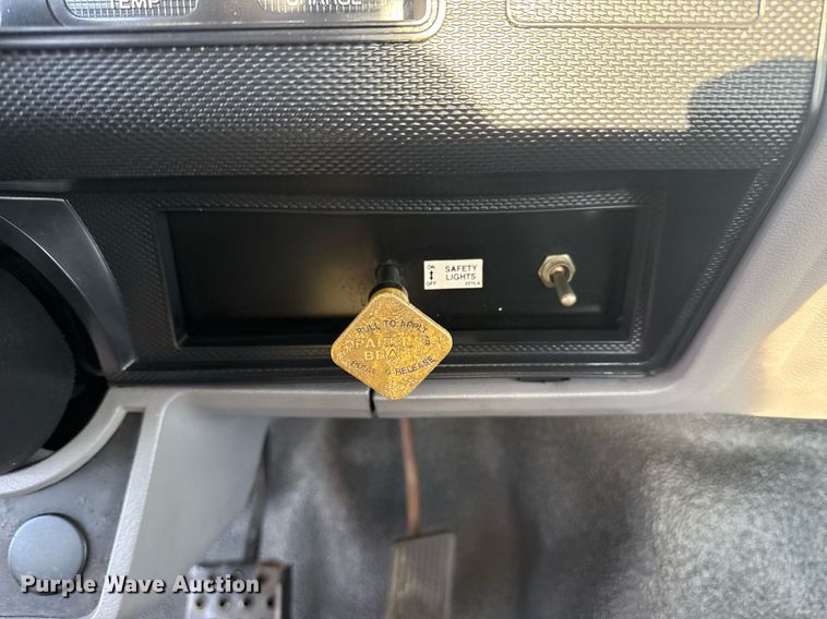 image for item EG6066 1997 Ford F700 scissor lift truck