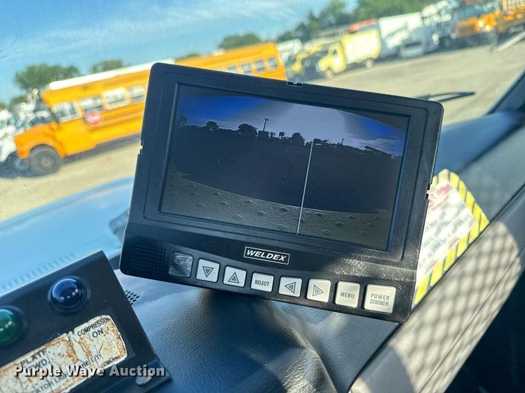 image for item EG6066 1997 Ford F700 scissor lift truck