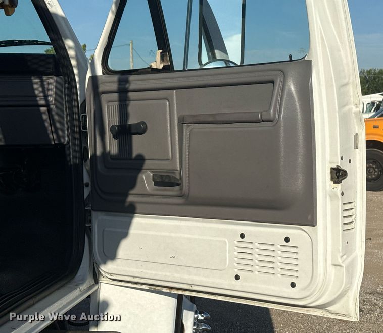 image for item EG6066 1997 Ford F700 scissor lift truck