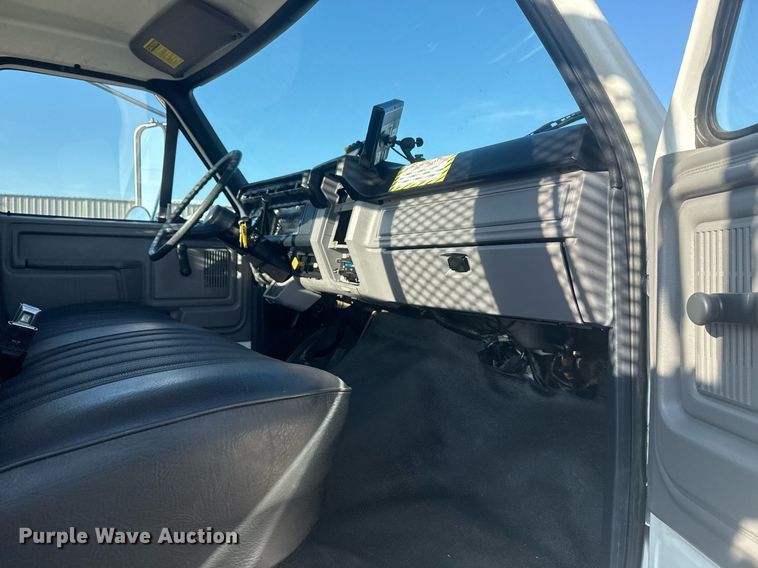 image for item EG6066 1997 Ford F700 scissor lift truck