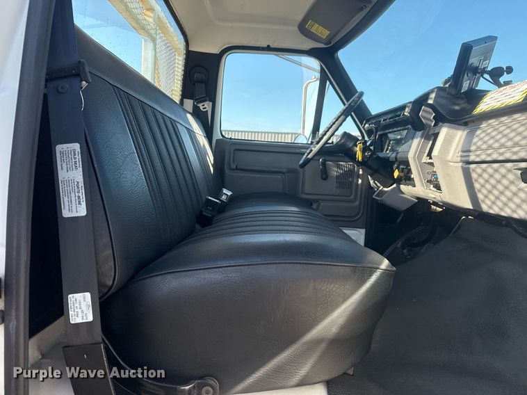 image for item EG6066 1997 Ford F700 scissor lift truck