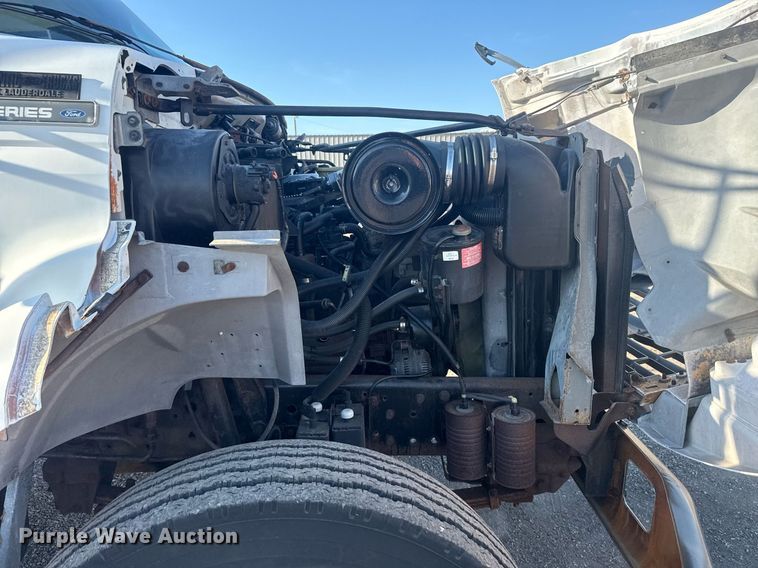 image for item EG6066 1997 Ford F700 scissor lift truck