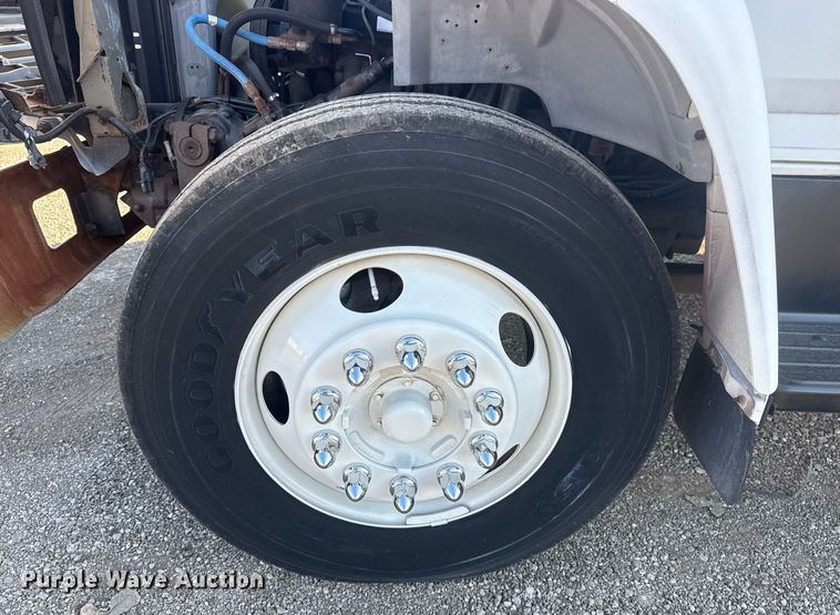 image for item EG6066 1997 Ford F700 scissor lift truck