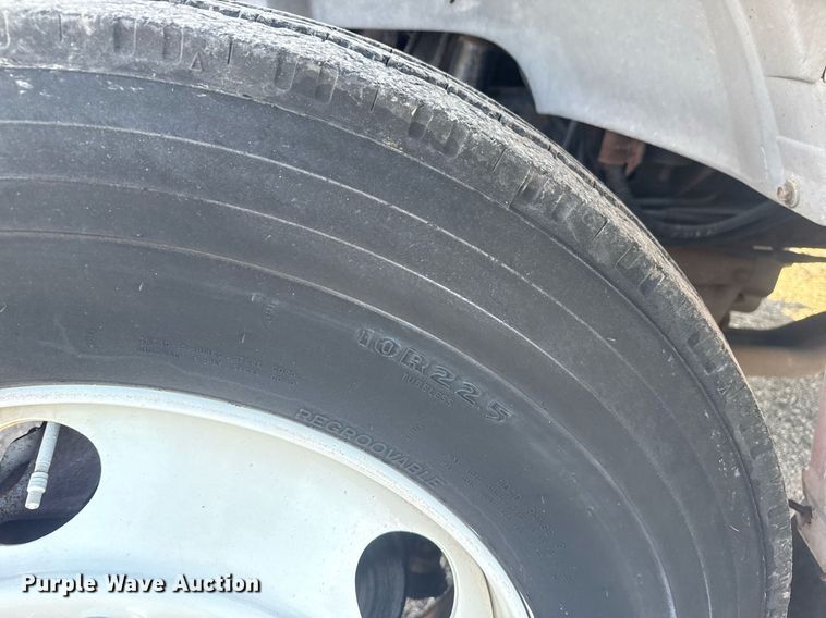 image for item EG6066 1997 Ford F700 scissor lift truck