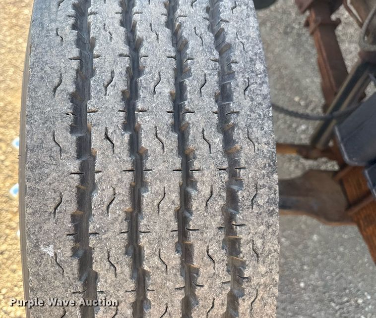 image for item EG6066 1997 Ford F700 scissor lift truck